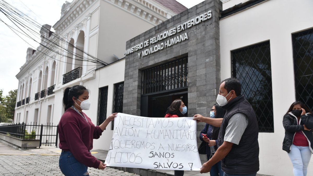 Padres de ecuatorianos en ucrania fuera de la Cancillería.