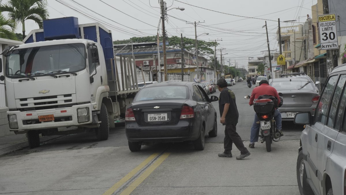 Los trancones en el ingreso a la ciudadela Brisas del Río ocurren todo el día. Los carros hacen doble hilera e impiden el libre tránsito de los residentes.