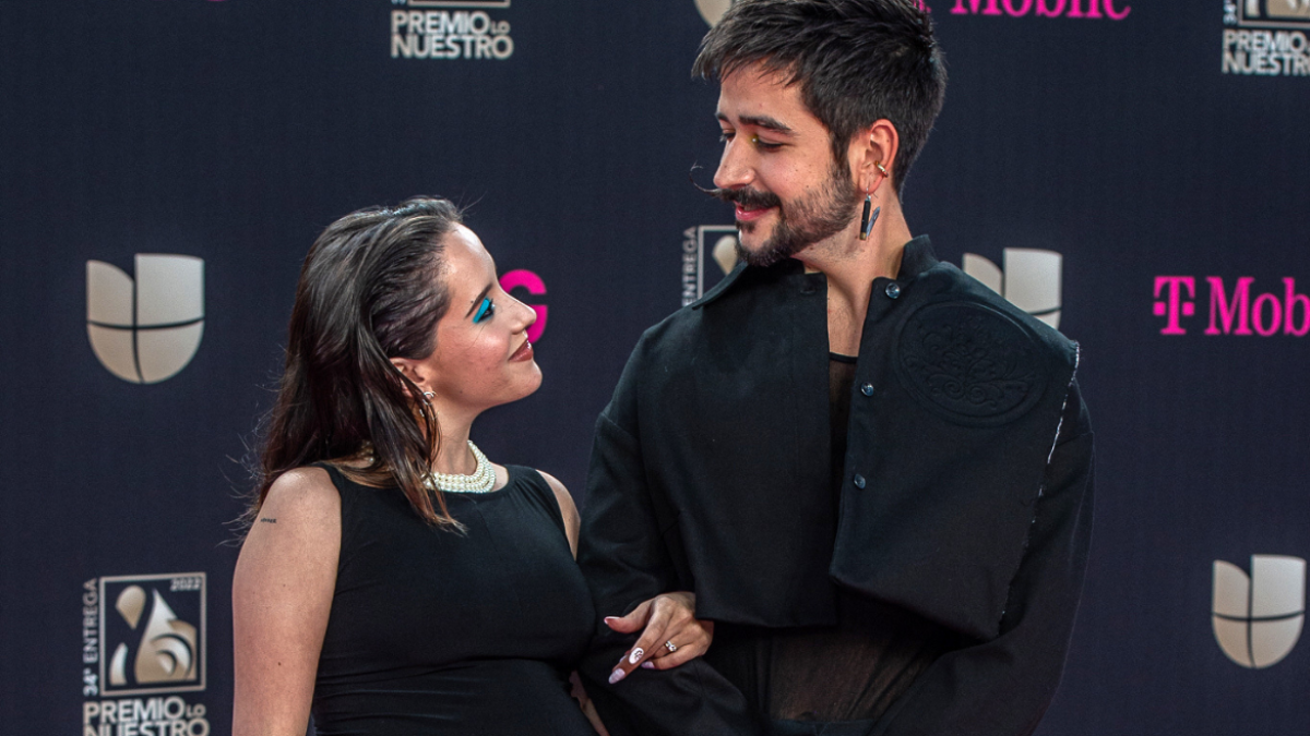 El cantante colombiano Camilo y su esposa la cantante venezolana Evaluna Montaner posan en la alfombra magenta de los premios Lo Nuestro, hoy, en el FTX Arena de Miami, Florida (EE.UU.).