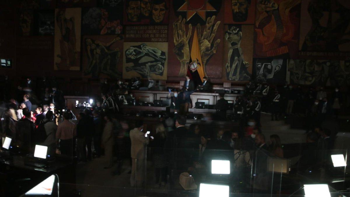 Penumbra. Aunque decenas de asambleístas trataban de reinstalar la sesión luego del abandono de Guadalupe Llori, las luces fueron apagadas.