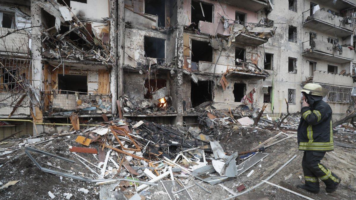 Un miembro de los servicios de emergencia evalúa los daños ocasionados por los bombardeos rusos sobre una zona residencial de Kiev