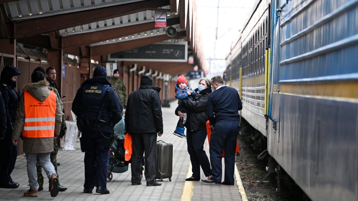 Refugiados ucranianos procedentes de Odesa, a su llegada a la estación polaca de Przemysl, donde se ha establecido un punto de acogida