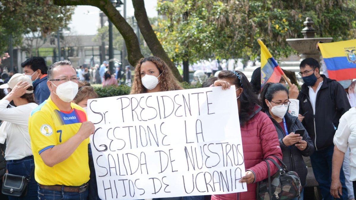 Familiares de personas que se encuentran en Ucrania exigen al gobierno ser escuchados y piden que sus familiares regresen al país