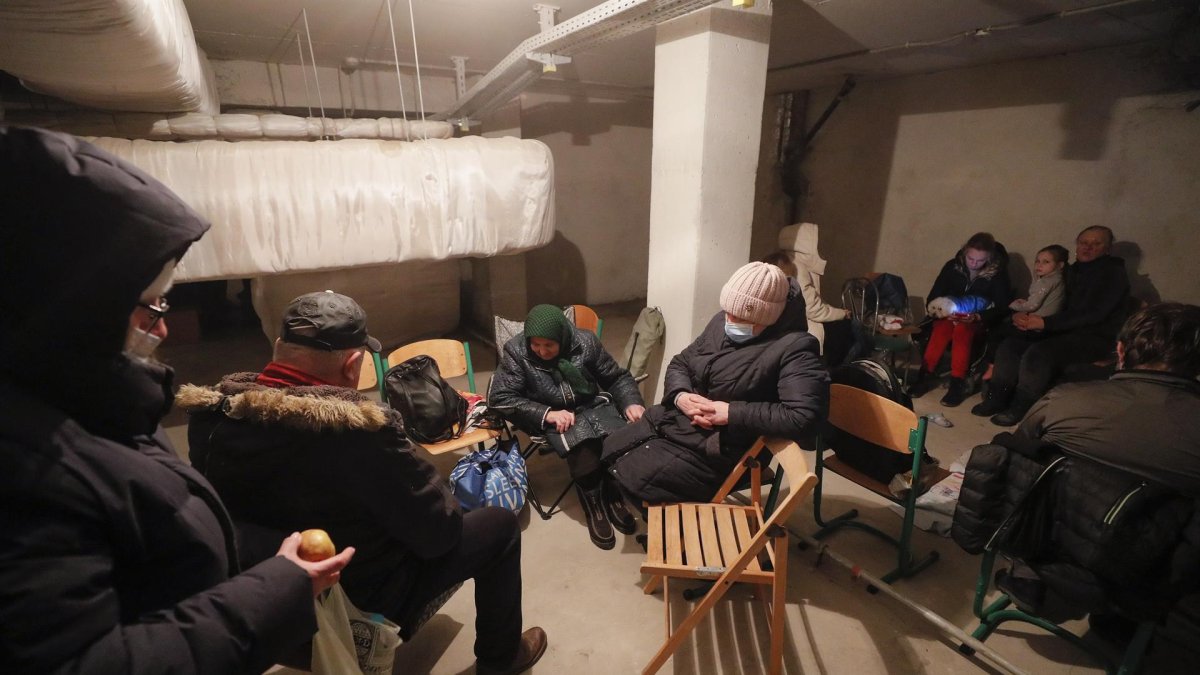Habitantes de Kiev han pasado la noche en un refugio para protegerse de los bombardeos rusos.