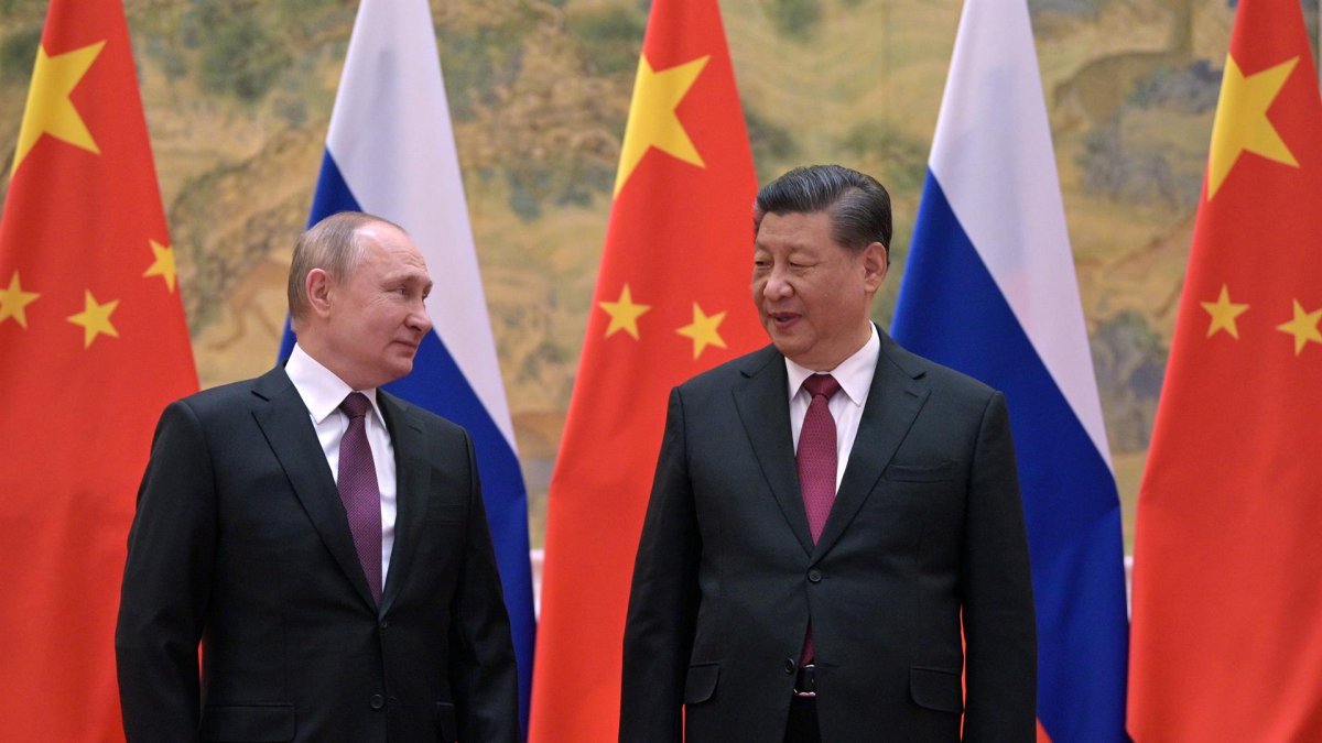 El presidente ruso, Vladímir Putin, (i) y su homólogo chino, Xi Jinping (d) durante su reunión en Pekín el pasado 4 de febrero.