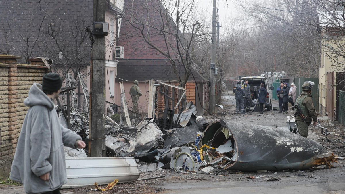 Restos de un aparato militar derribado en una calle de Kiev.