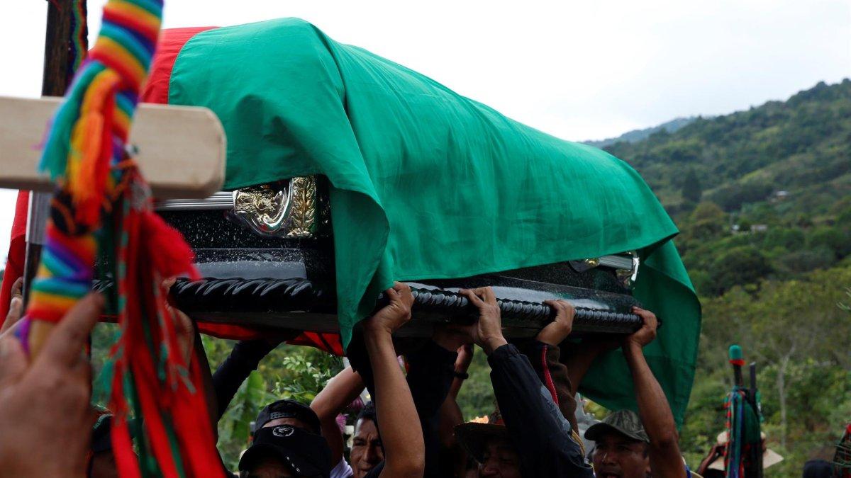 Personas cargan el féretro del fundador y excoordinador de la Guardia Indígena Nacional, Albeiro Camayo, asesinado por disidencias de Farc el pasado 24 de enero en el resguardo Las Delicias, municipio de Buenos Aires, Cauca (Colombia).