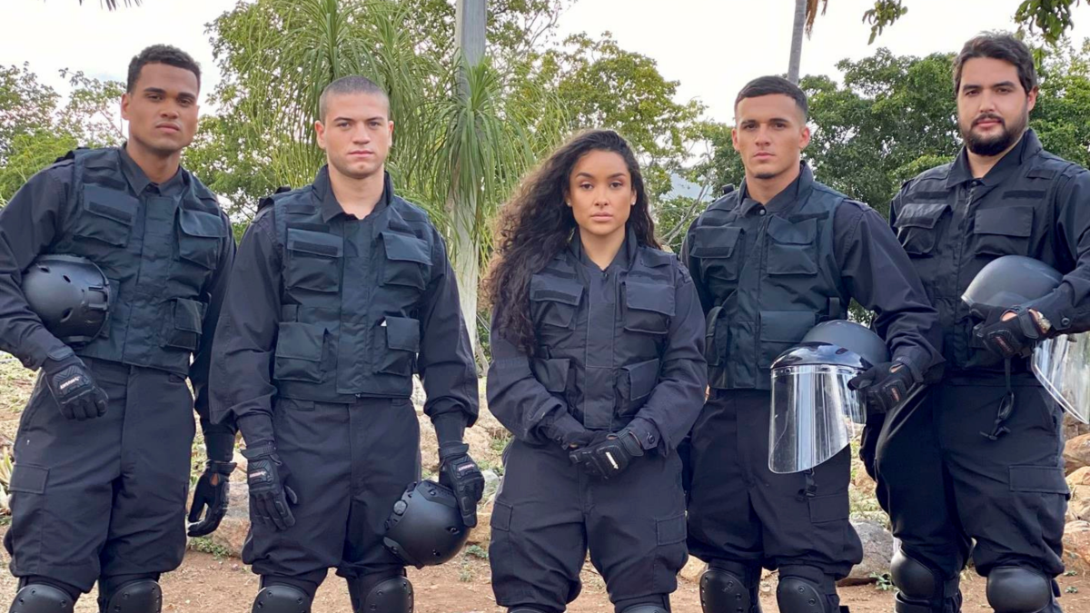 Fotografía sin fecha específica de toma, cedida por el Archivo personal de la actriz ecuatoriana Karen Montero (c), durante su participación en la serie televisiva The Bay.