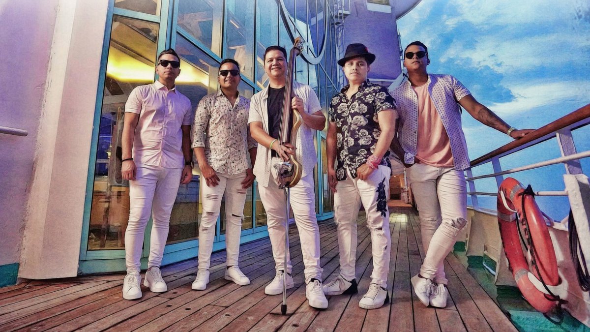 La agrupación celebra su segundo gran éxito en las radios al haber llegado al primer lugar.