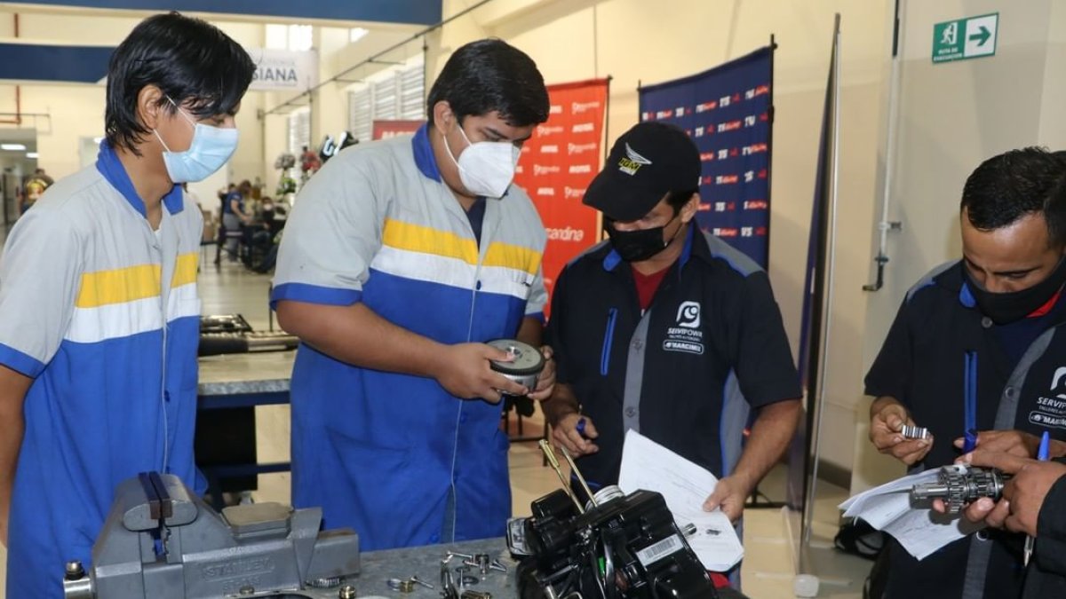 Estudiantes de la Universidad Politécnica Salesiana comparten sus conocimientos con la comunidad.