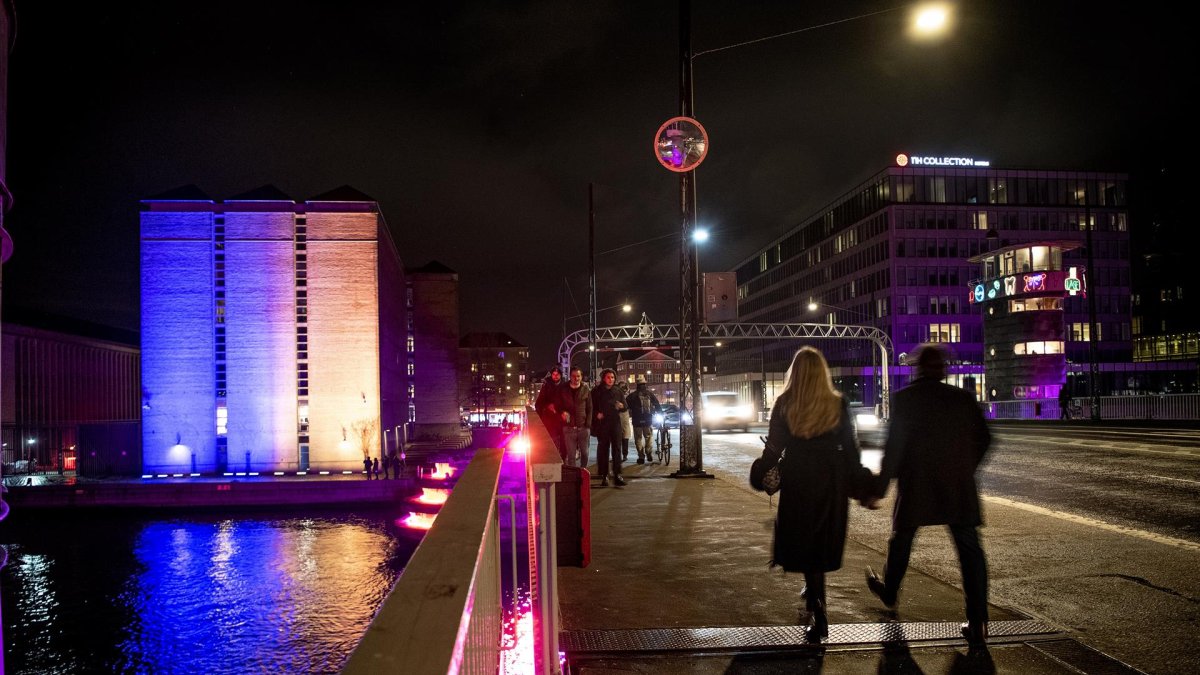 El Ministerio de Relaciones Exteriores de Dinamarca se ilumina con los colores nacionales de Ucrania a la luz de la agresión de Rusia contra Ucrania, en Copenhague el 25 de febrero de 2022.