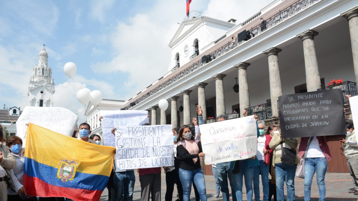 Protesta de padres de estudiantes en Ucrania en la Plaza Grande.