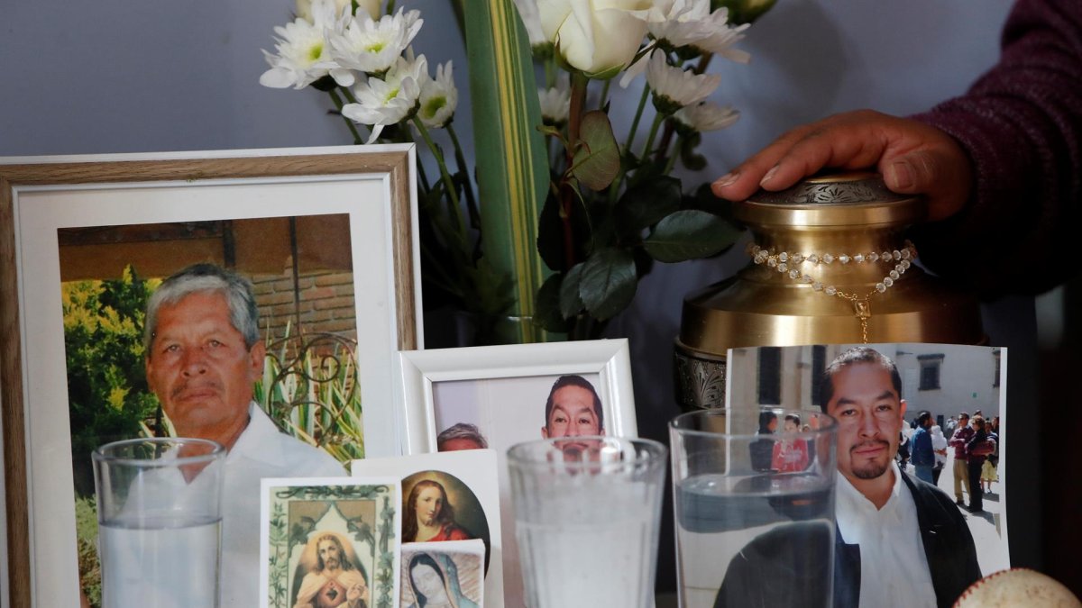 Fotografía de un altar con imágenes de los familiares de la enfermera Margarita Reyes, el 20 de febrero de 2022, en el municipio de Tultitlán, estado de México (México).