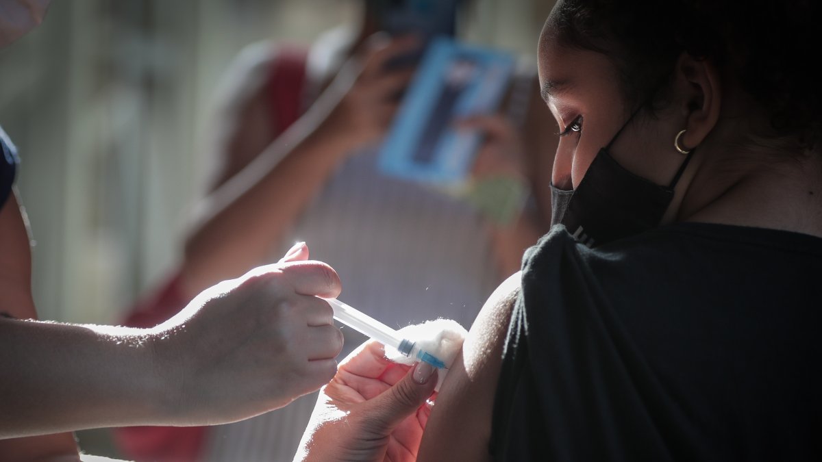 Una niña mientras recibe una dosis de la vacuna contra la COVID-19, en Río de Janeiro (Brasil)./ André Coelho