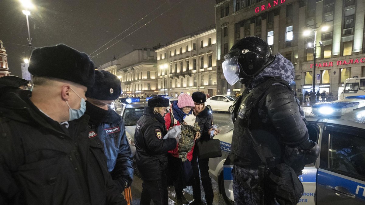 Policías rusos detienen a un manifestante durante una manifestación contra la entrada de tropas rusas en Ucrania en San Petersburgo, Rusia, el 25 de febrero de 2022.