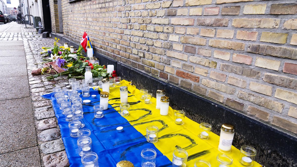 Flores y velas frente a la embajada de Ucrania en Copenhague.