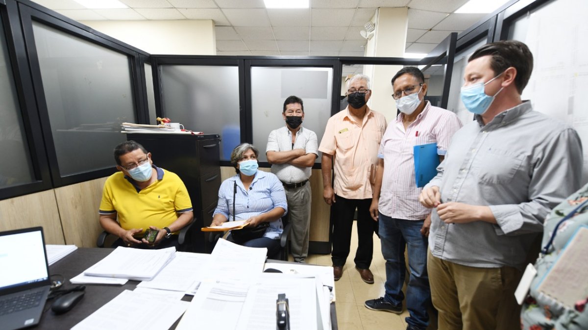 Acción. Tras la clausura, comerciantes acudieron al Cabildo para resolver la situación.