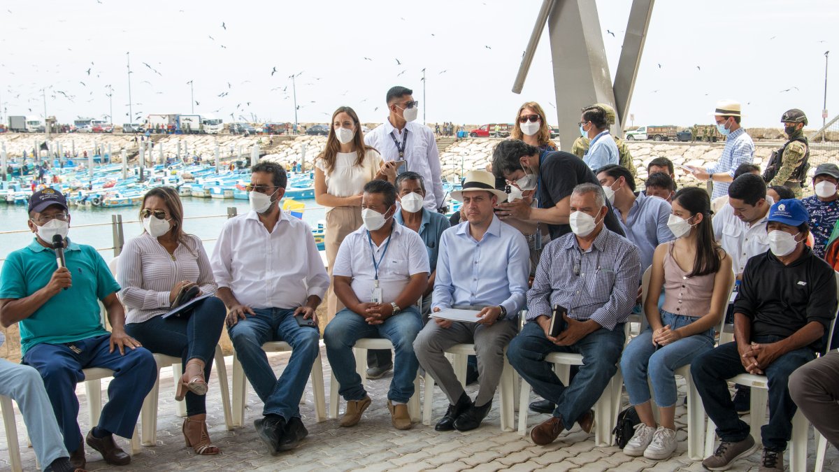 Cita. Un grupo pescadores en la firma del reglamento de la Ley de Pesca.