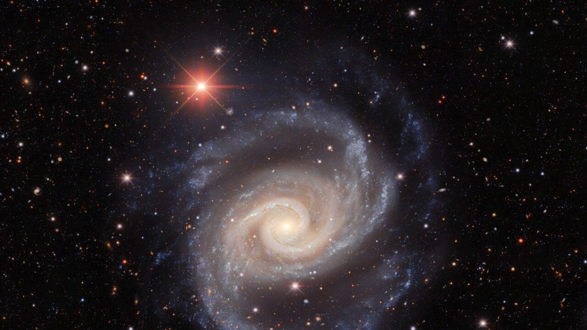 Hace miles de  millones de años, la galaxia enana fue atraídas hacia la nebulosa. 