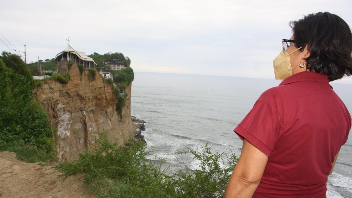 Sitio. El santuario de Olón está ubicado en el borde del perfil costero, en lo alto de uno de los cerros que conforman la zona montañosa, donde se advierte del peligro.