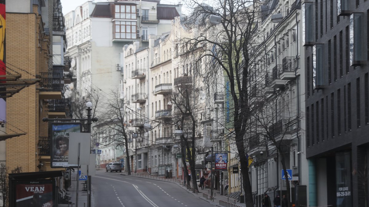 Vista general de ayer de una calle vacía en Kiev, Ucrania