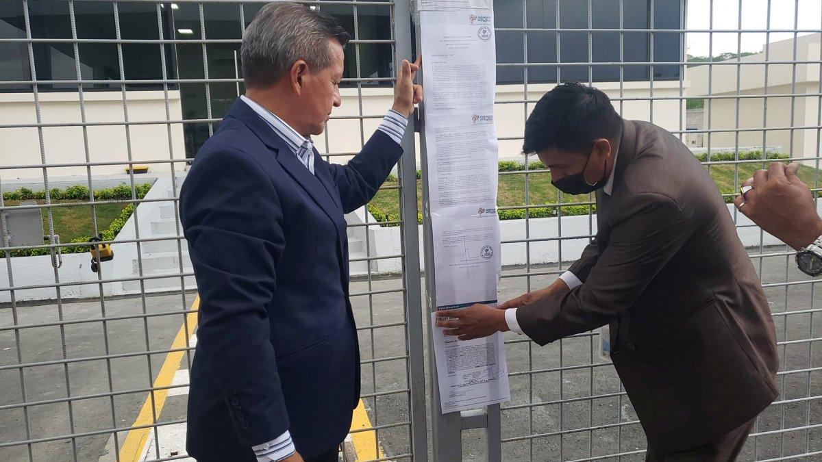 Medida. Se detuvo a dos personas por resistirse al cumplimiento del fallo del juez y la Defensoría del Pueblo.