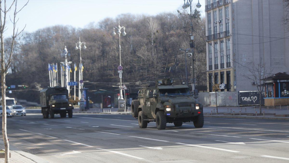 Vehículos blindados ucranianos transitan por una calle de Kiev, Ucrania