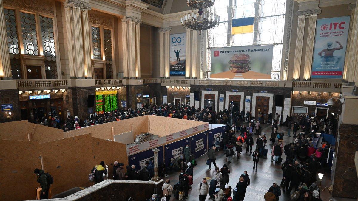 Congestión. Las estaciones de trenes ucranianas están llenas de ciudadanos que desean ir a los países vecinos.