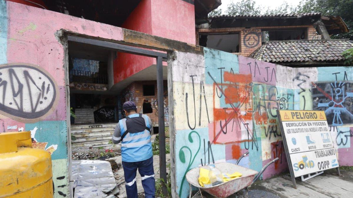 Por la calle Higueras comenzó la demolición de las paredes de la casa embrujada de Urdesa.