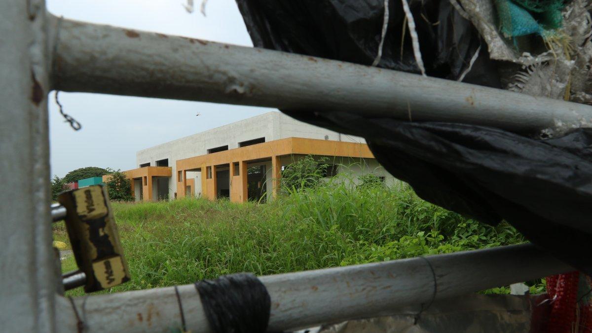 La maleza ha invadido uno de los pabellones de la Unidad Educativa Acacias, cuya obra quedó paralizada hace siete años.