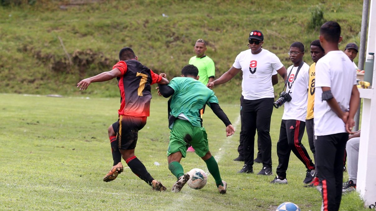Antonio Valencia, ahora como DT, vive con intensidad con juegos de su equipo, AV25.
