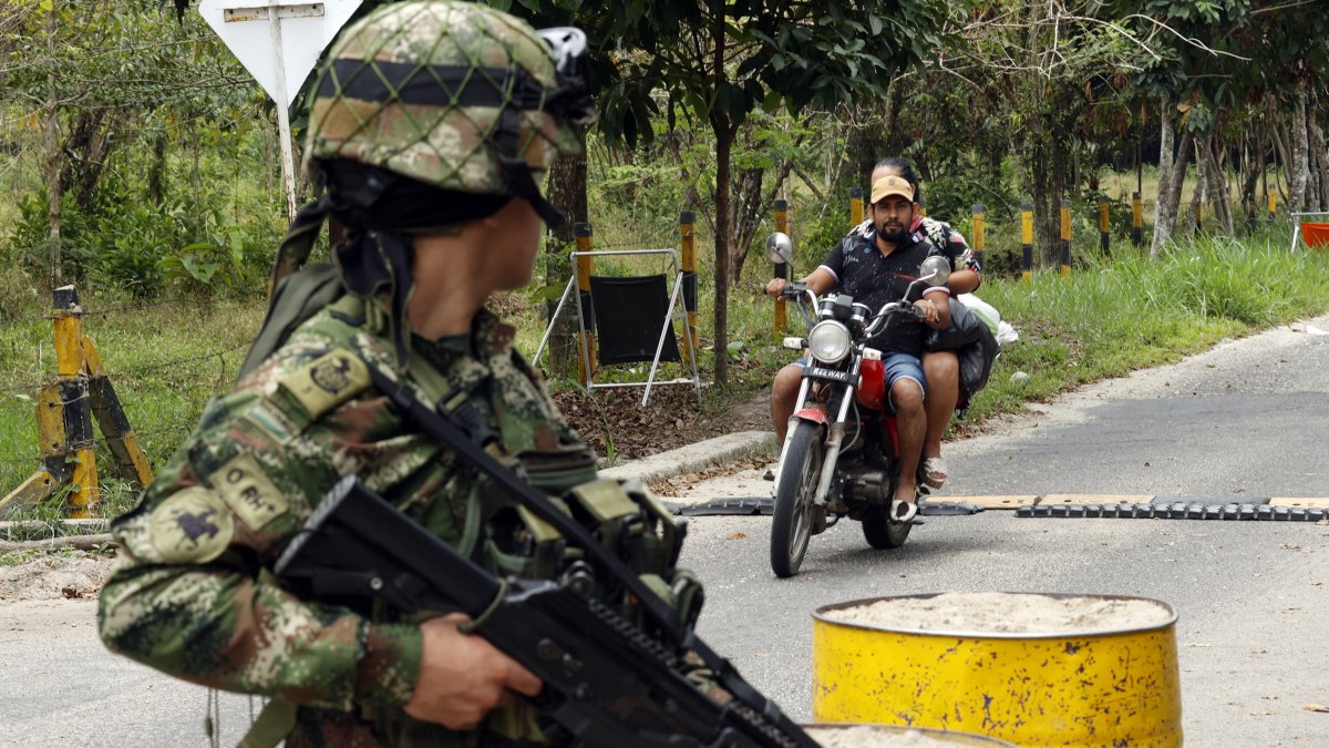 Fotografía fechada el 19 de febrero de 2022 de soldados en un puesto de control al ingreso a Saravena (Colombia).