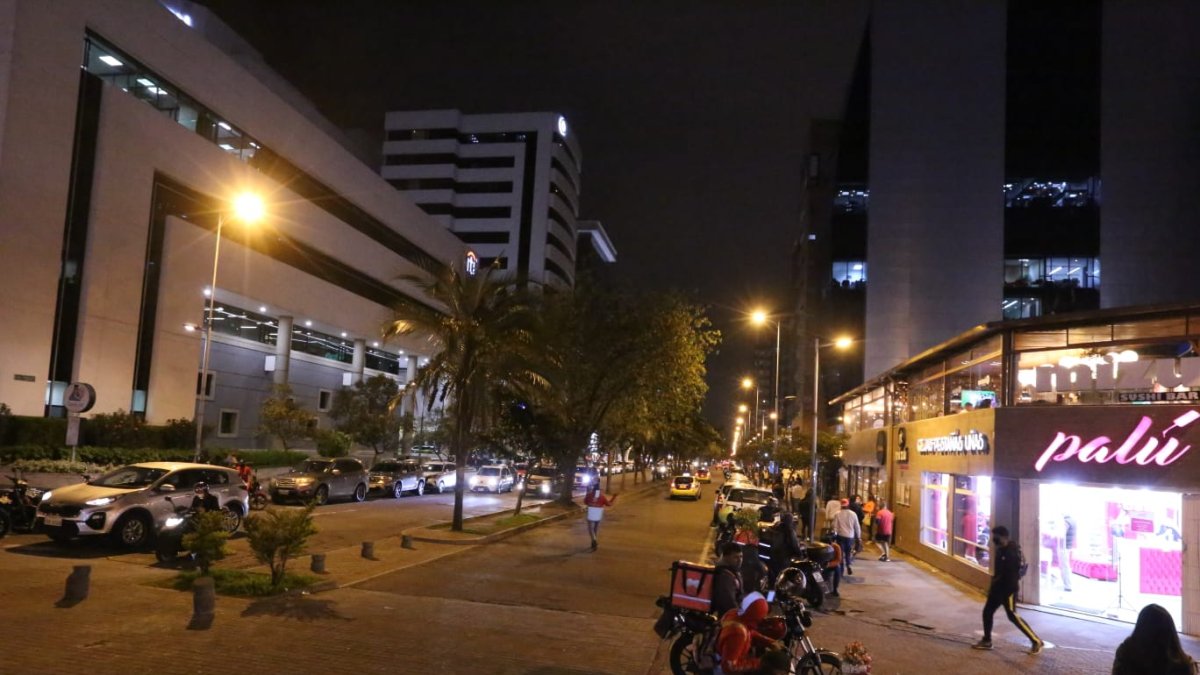 Modernidad. A lo largo de la República del Sallvador hay edificios altos y modernos, restaurantes y bancos.