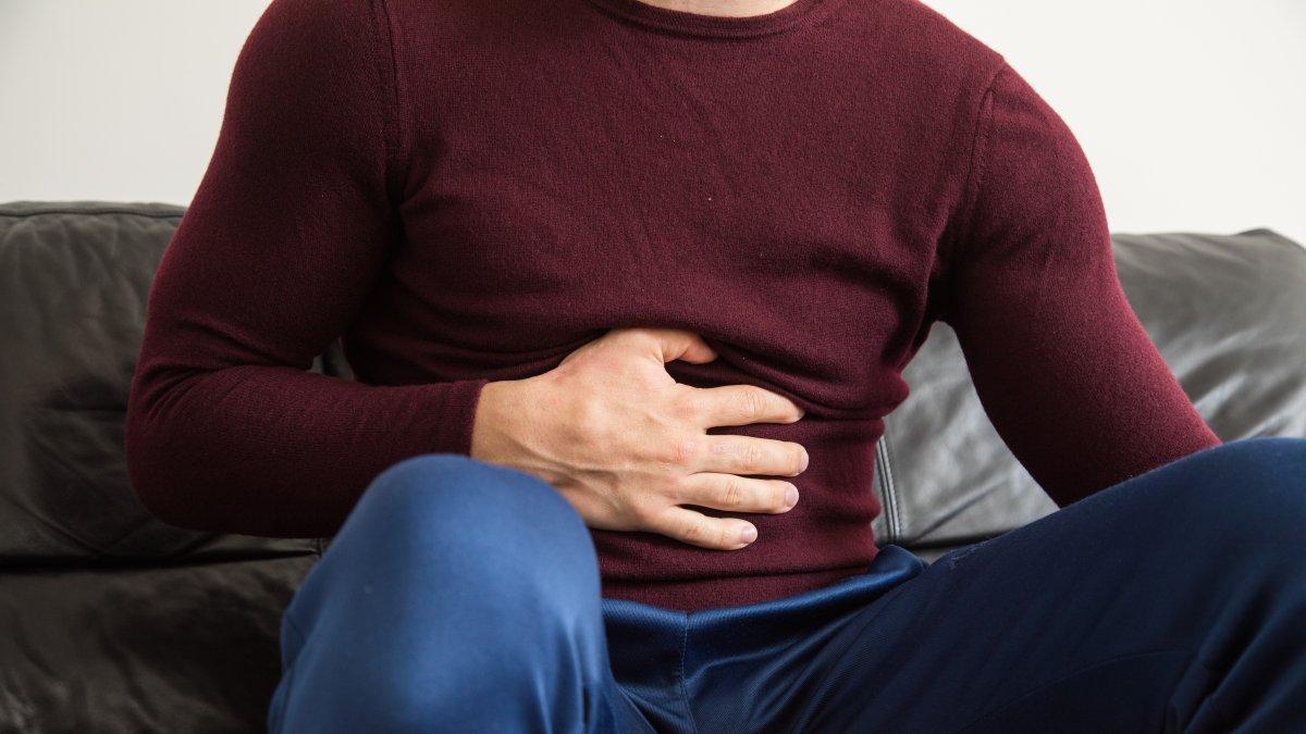 Dolores súbitos en la zona superior derecha del estómago son característicos de un cólico biliar.