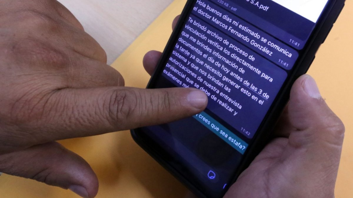 Modus operandi. Muchas de las falsas ofertas de trabajo llegan a través de mensajes de WhatsApp, en los que piden información de familiares y más, aprovechándose de la necesidad.