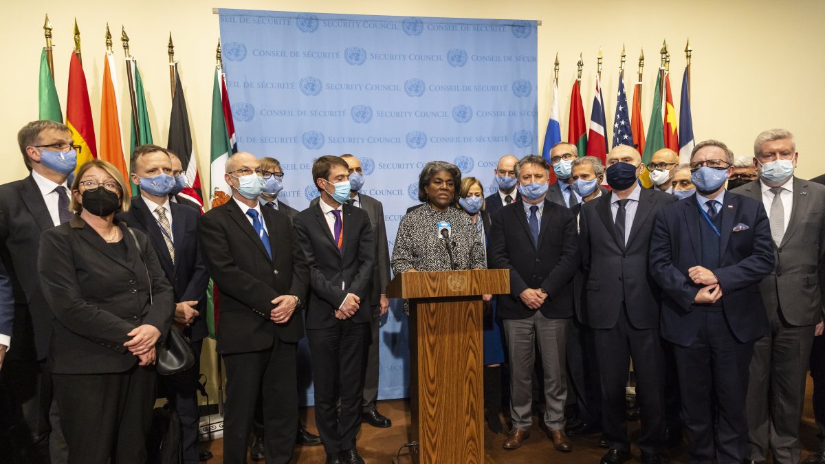 La Embajadora de Estados Unidos ante la ONU, Linda Thomas-Greenfield (C), junto al embajador de Ucrania ante las Naciones Unidas, Sergiy Kyslytsya (8d) y otros diplomáticos fueron registrados este viernes, luego de una reunión del Consejo de Seguridad de las Naciones Unidas.