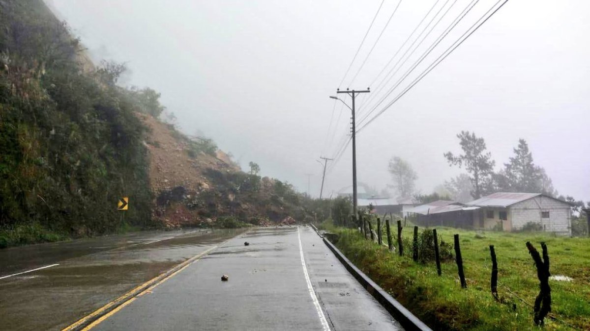 Así luce el deslizamiento de tierra en el kilómetro 71 de la vía a Cuenca.