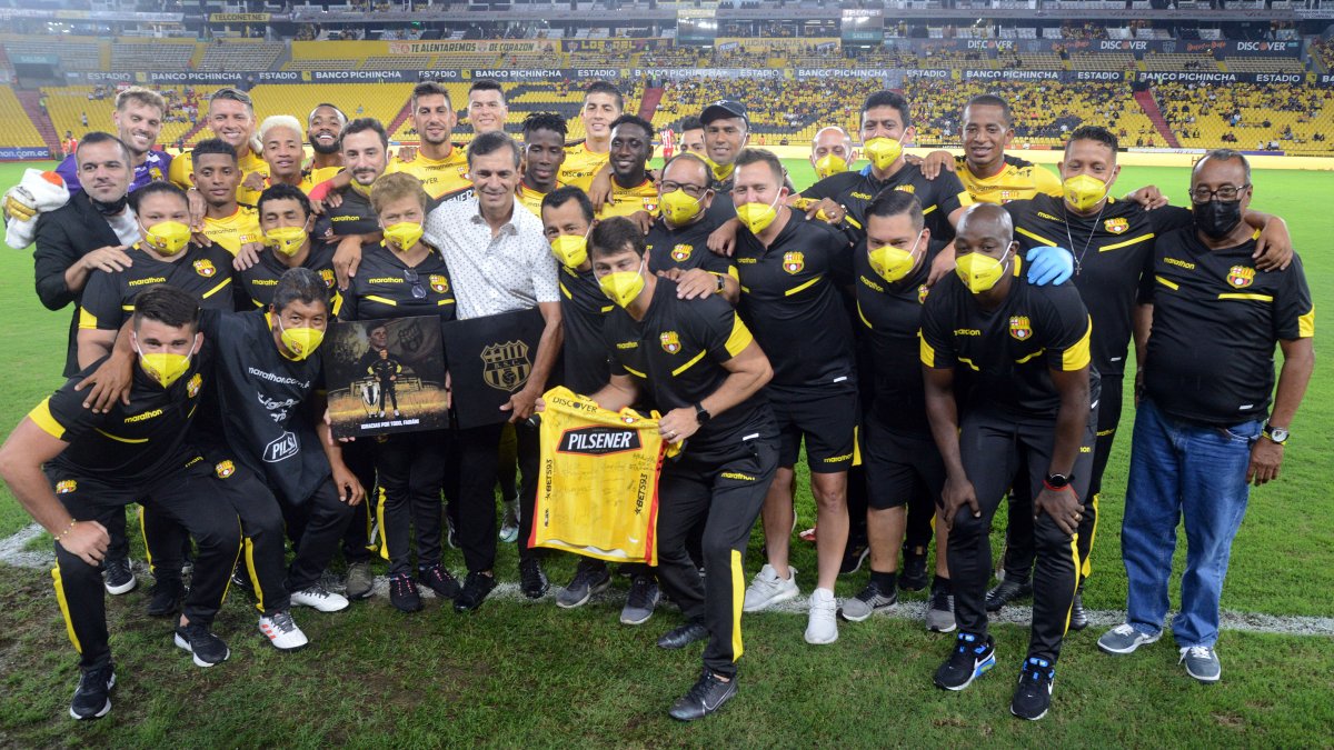 Fabián Bustos recibió un gran homenaje del club antes de su partido final.