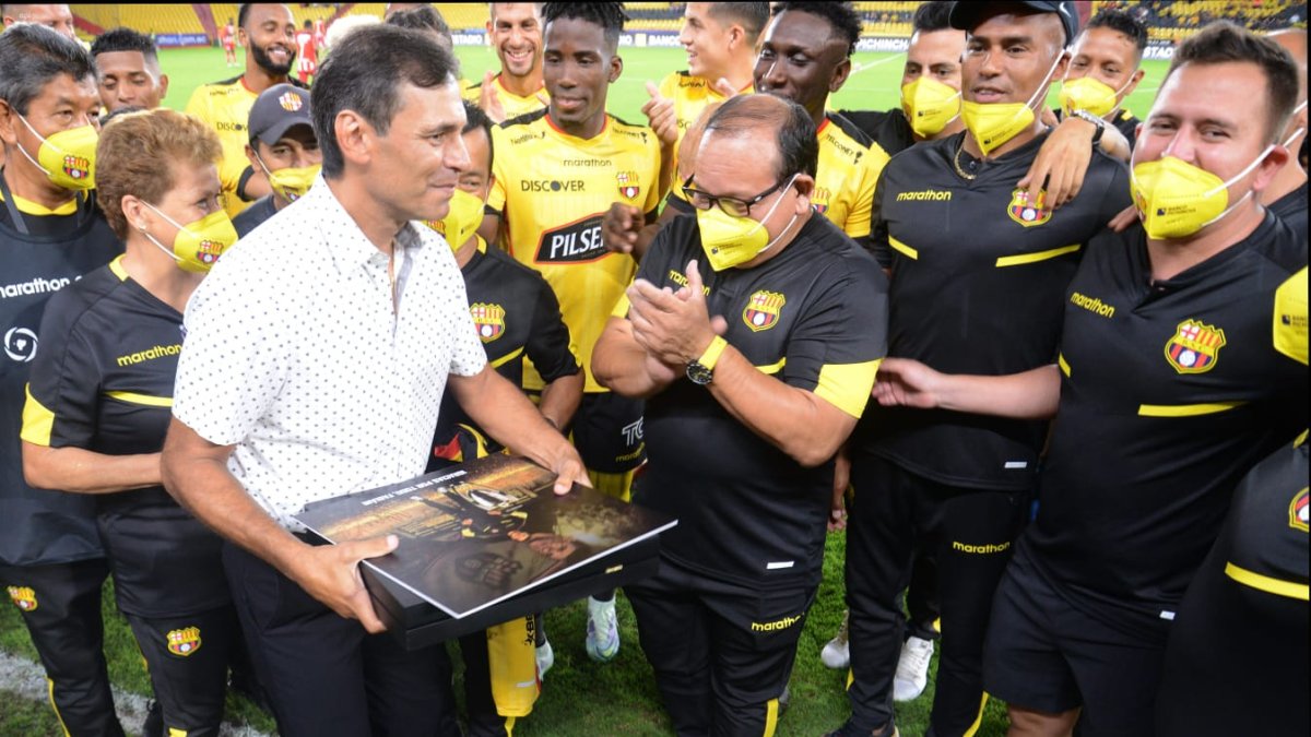 Barcelona le entregó una placa de reconocimiento al técnico Fabián Bustos en su despedida