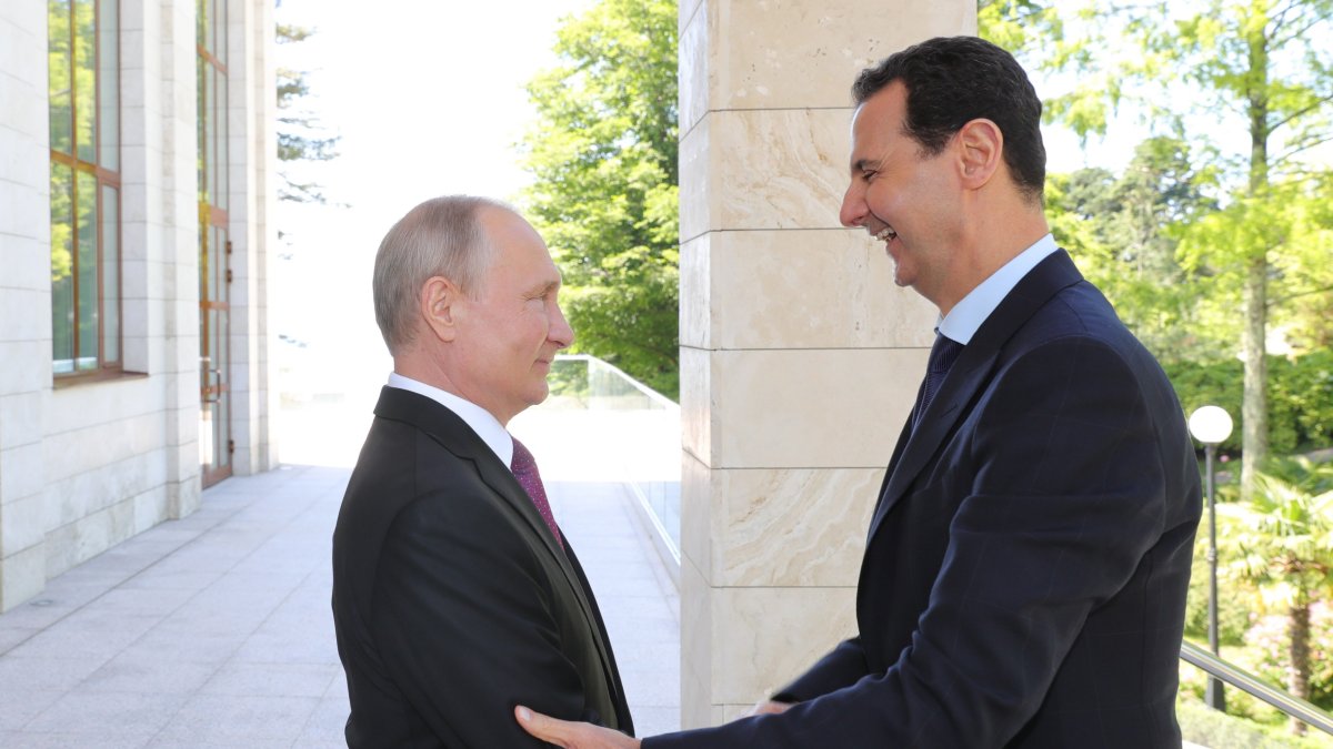 El presidente ruso, Vladimir Putin (i), estrecha la mano con el presidente de Siria, Bashar al-Assad (d), en una fotografía de archivo