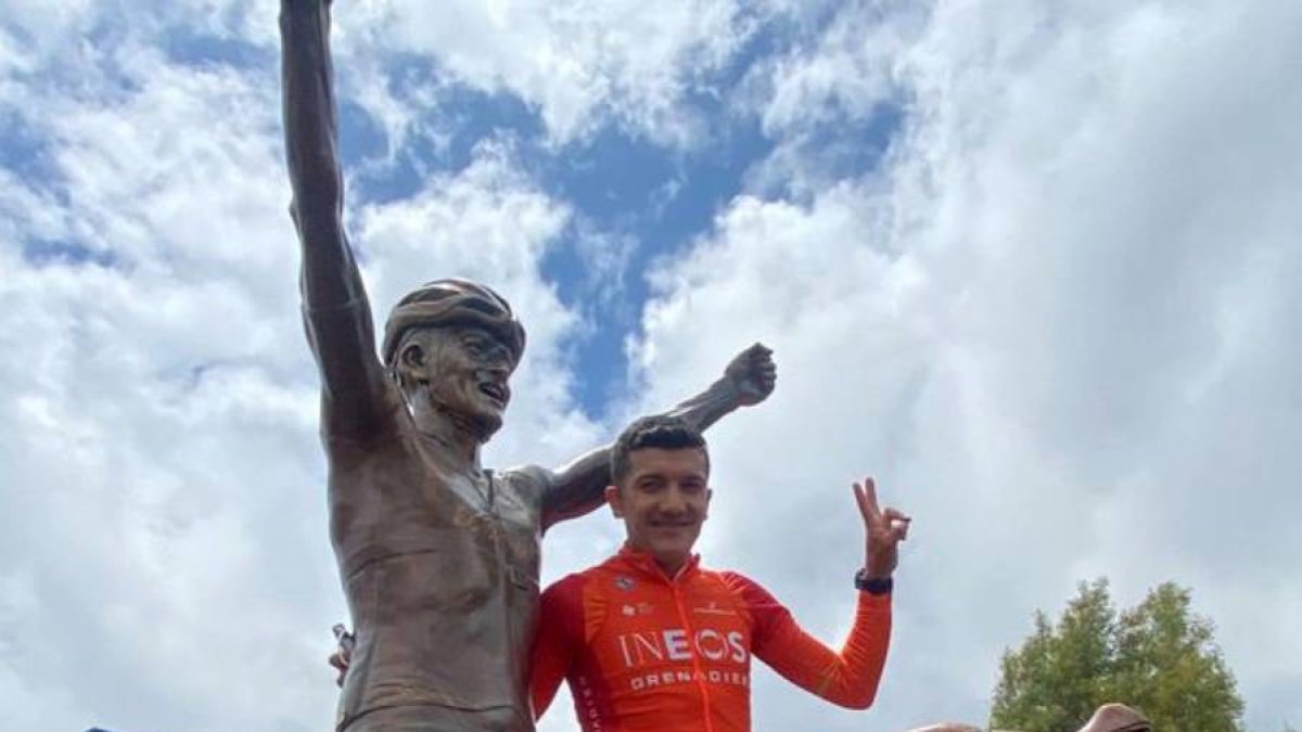 Richard Carapaz develó la estatua elaborada en su honor por parte de la alcaldía de Tulcán.