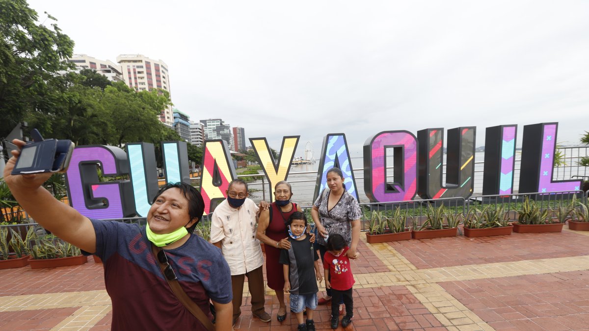 Turismo. Las familias que no viajaron decidieron recorrer la ciudad durante el feriado.