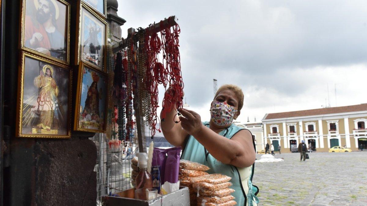 Comercio. Pilar Villalba espera que con el relajamiento de las restricciones las ceremonias religiosas en San Francisco se normalicen y sus ventas mejoren.