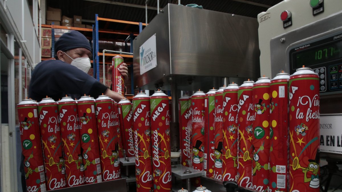 Empresa.- Trabajador en la fábrica Windsor elaborando espuma Carioca para carnaval.