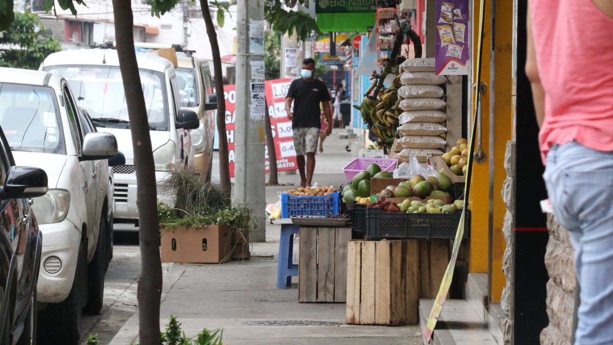 Las veredas de Sauces 6, a lo largo de la avenida Roldós Garcés, están ocupadas por frutas, legumbres y carteles publicitarios. A las personas les resulta imposible transitar por la zona.