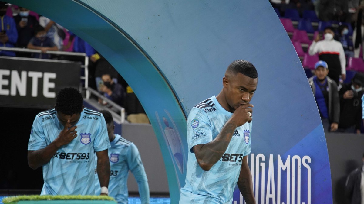 Emelec no logró sacar ventajas ante IDV en el primer tiempo.