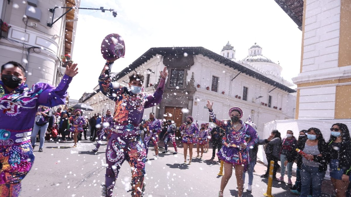 Quito. Los bailarines recorrieron el Centro Histórico recordando las tradiciones del carnaval.