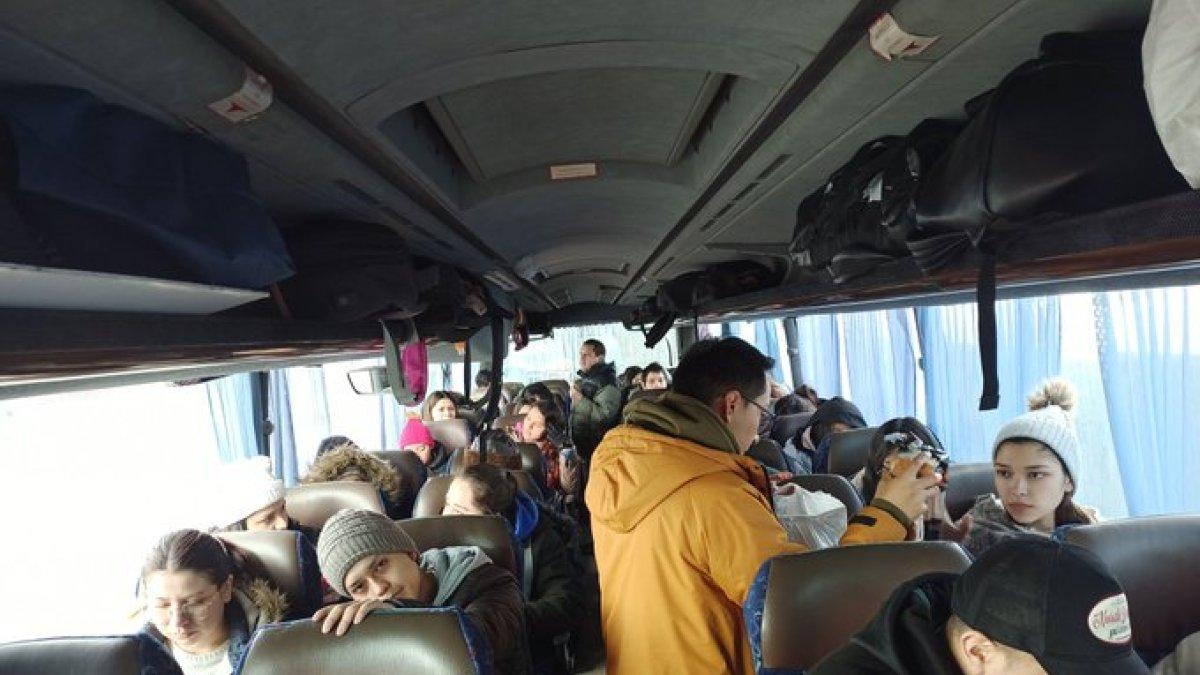 Recorrido. Un grupo de 47 ecuatorianos, dos colombianos y un marroquí salieron este 28 de febrero de Leópolis (Lviv en ucraniano) y llegaron a la frontera con Polonia.