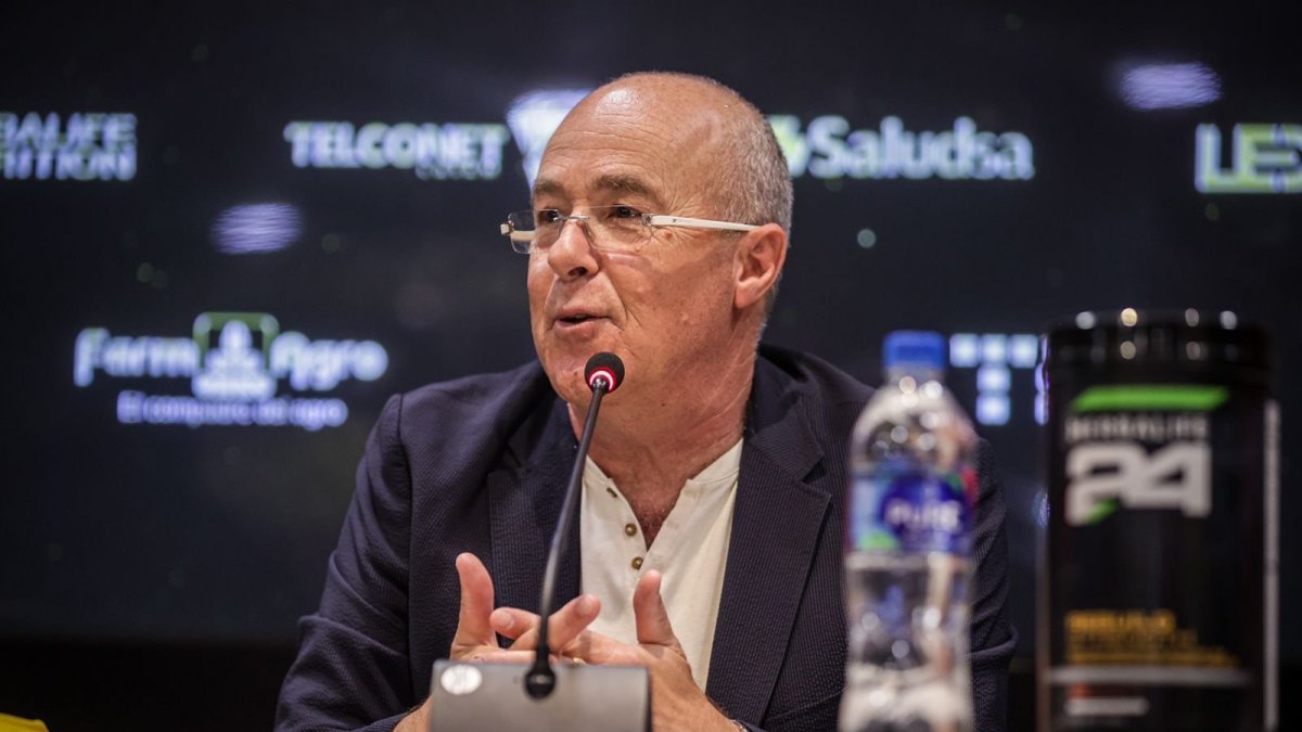 Jorge Célico se sentó en la sala de prensa de Barcelona, ahora, como director técnico del club.