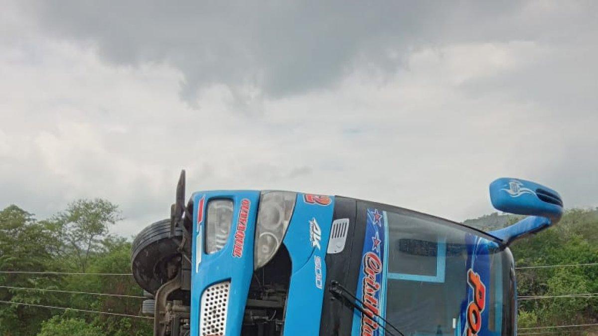 Estado en que quedó el bus de la cooperativa Posorja que se volcó este lunes 28 de febrero